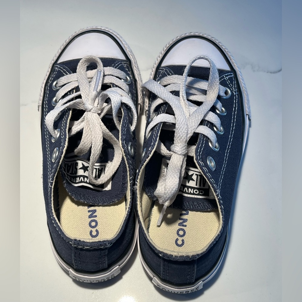 Kids navy converse all star. Size 11.  In good condition.
